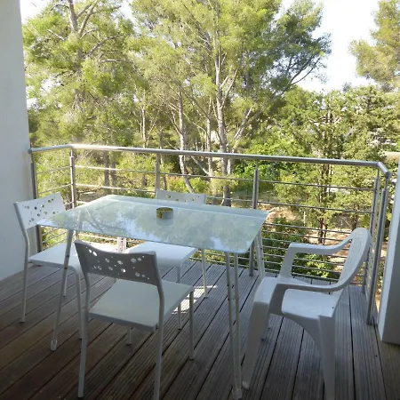 Lucienne , T2 4 Etoiles Avec Garage, Dans Les Calanques *